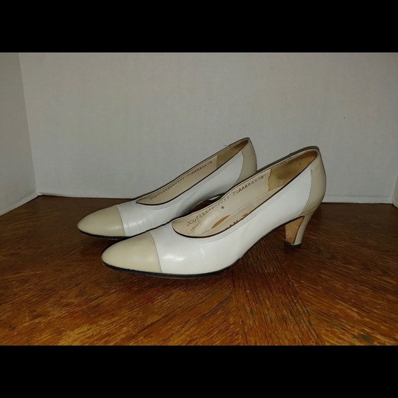 Salvatore Ferragamo Women's Leather White and Nude Color Heels Shoes Size 7.5. - Picture 1 of 8